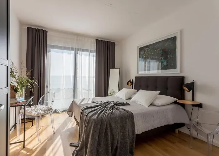 Будинок відпочинку Lolina,sea On A Palm! Heated Pool Трогір