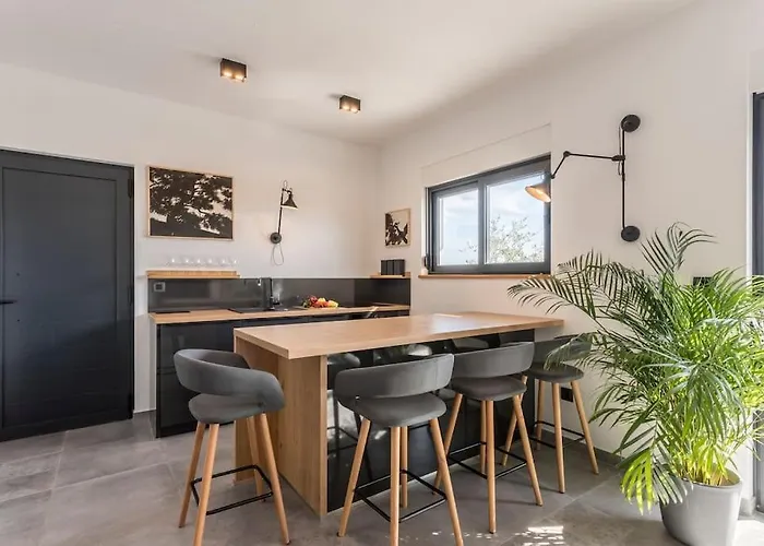 Будинок відпочинку Lolina,sea On A Palm! Heated Pool *